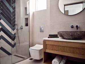 A bathroom at Windmill Bay Hotel