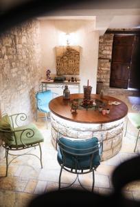 een keuken met een tafel en stoelen in een kamer bij The Well House - UNESCO in Berat