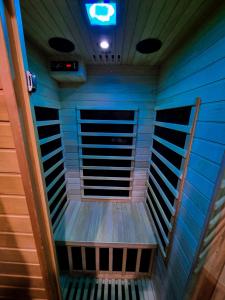 una vista interna di una camera con soffitto blu di b&b dolce casa con Sauna e cromoterapia a Domodossola