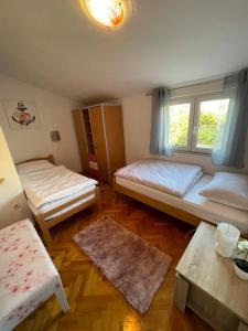 Postel nebo postele na pokoji v ubytování Orangerie