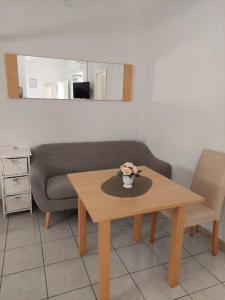 sala de estar con mesa y sofá en House Bilic en Baška Voda