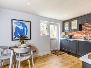 Kuchyň nebo kuchyňský kout v ubytování Charming Country Cottage With Spectacular Views - Pass the Keys