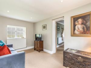 TV a/nebo společenská místnost v ubytování Charming Country Cottage With Spectacular Views - Pass the Keys