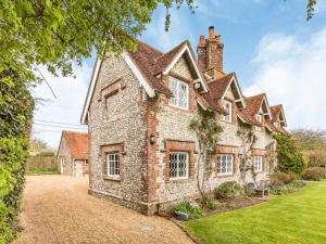 Gallery image of Pass the Keys Charming Country Cottage With Spectacular Views in Chichester