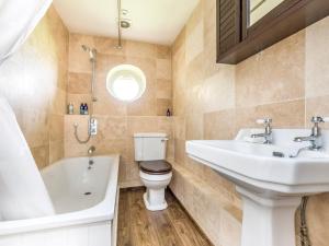 Koupelna v ubytování Charming Country Cottage With Spectacular Views - Pass the Keys + 55 fotografií