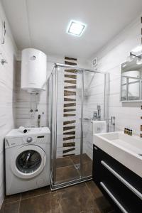 een badkamer met een wasmachine en een wastafel bij RUPE Apartments - FREE PARKING in city center! in Ohrid +50 foto's