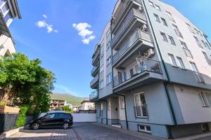 een auto geparkeerd voor een gebouw bij RUPE Apartments - FREE PARKING in city center! in Ohrid