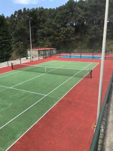 una pista de tenis de color rojo y verde en Vistas al mar 4 Canabal, en A Coruña
