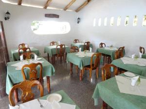 Um restaurante ou outro lugar para comer em Lazare Picault Hotel