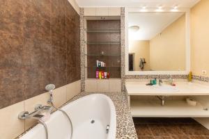 Phòng tắm tại Wanderlust boutique hostel +85 ảnh