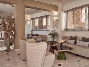A seating area at Windmill Bay Hotel