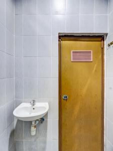 A bathroom at Super OYO 90927 Homestay Tentrem 2