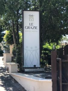 Un cartello che dice che e' un hotel asiatico grigio di Le Grazie Hotel ad Assisi