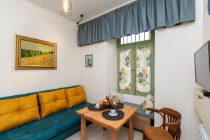 sala de estar con sofá y mesa en TAMO Rooms en Tiflis