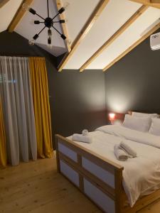 Rúm í herbergi á Borjomi Yellow Hotel