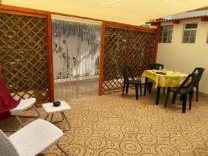 un patio con mesa, sillas y una valla en Casa Vacanze il Faro en Murta Maria