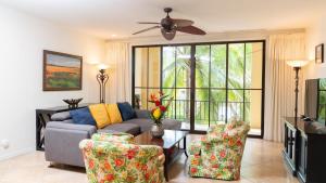 ein Wohnzimmer mit einem Sofa und 2 Stühlen in der Unterkunft Pacifico L-1308, Coco Big 1-Bedroom Near Pool in Coco