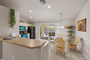 een keuken en eetkamer met een tafel en stoelen bij Family vacation, heated pool, wake up to enjoy the sunrise - Villa Pine Island in Cape Coral