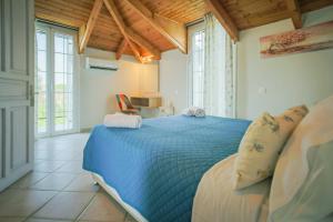 Postel nebo postele na pokoji v ubytování Porto Gerakas Villas + 37 fotografií