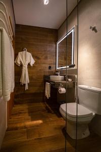 a bathroom with a toilet and a sink at Hotel Boutique Britanico in Gramado