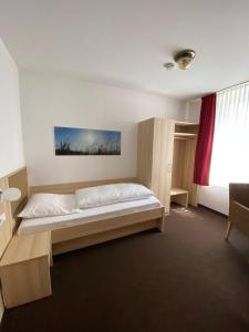 una camera con letto e tenda rossa di Hotel Alt Westerholt a Herten