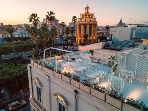 - une vue sur la ville depuis le toit d'un immeuble dans l'établissement Caportigia Boutique Hotel, à Syracuse