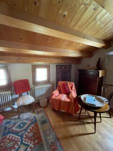 ein Schlafzimmer mit einem Bett und einem Tisch in einem Zimmer in der Unterkunft La Casa del Glicine in Tarzo