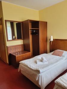 ルミアにあるVirgo B&B Biznes Rumiaのベッドルーム1室(ベッド1台、タオル2枚付)