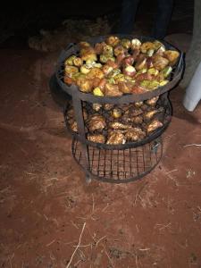 Una pila de comida encima de una parrilla en Profitez du Wadi Rum avec nous, en Wadi Rum
