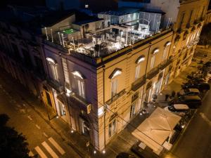 une vue de tête sur un bâtiment la nuit dans l'établissement Caportigia Boutique Hotel, à Syracuse