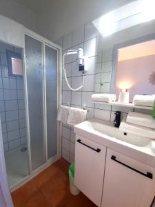 Koupelna v ubytování Hôtel Sole Mare + 37 fotografií