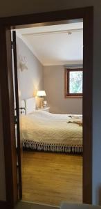 um quarto com uma cama e uma janela em Casa restaurante O Pitès em Alfaião