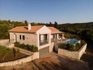 Πισίνα στο ή κοντά στο Stone Villa Eriphyle ,private witn sunset view