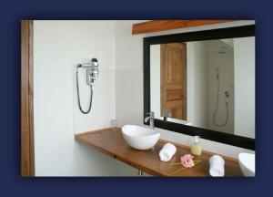 Koupelna v ubytování L'Hirondelle Self Catering Guest House