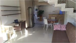 sala de estar con cocina, mesa y sillas en Casa na Praia de Maitínga - Bertioga - SP, en Bertioga