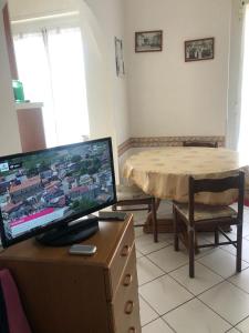 Habitación con escritorio, ordenador y mesa. en CASA MARE ANDORA, en Andora