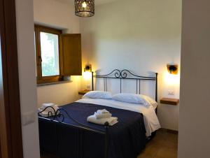 sypialnia z łóżkiem z ręcznikami w obiekcie Agriturismo La Villetta w mieście San Lorenzo Nuovo