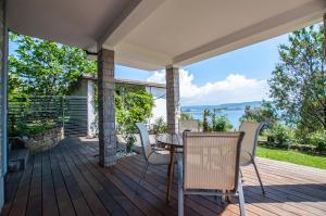 eine Terrasse mit einem Tisch und Stühlen auf einer Terrasse in der Unterkunft Sea View Apartments Debeli Rtič in Ankaran