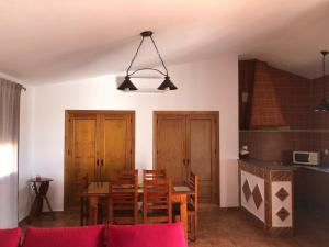 eine Küche und ein Esszimmer mit einem Tisch und Stühlen in der Unterkunft Chalet Ventura Conil in Cádiz