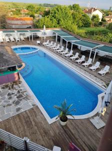 - une vue de tête sur une piscine avec des chaises longues et un complexe dans l'établissement Guest House KOLESHEVI, à Byal Izvor