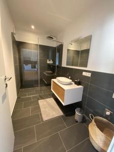 Koupelna v ubytování Wohnung Staufenblick und Wohnung Firstblick + 29 fotografií