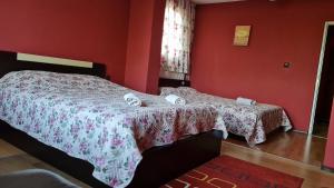 Ένα ή περισσότερα κρεβάτια σε δωμάτιο στο Guest House KOLESHEVI