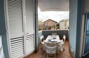 balcón con mesa y sillas en el patio en B.d.B Apartment, en Cattolica