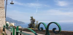 um sinal numa parede com vista para o oceano em Casa Grace Amalfi - seaview em Amalfi