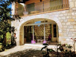 Casa de piedra con arco y patio en "Clair de Lune" Gîte avec 6000 m2 de terrain clos et arboré, en Largentière