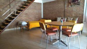 uma sala de jantar com uma mesa e cadeiras e um sofá em Departamentos PAEZ em Malargüe