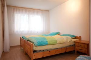 ein kleines Schlafzimmer mit einem Bett und einem Fenster in der Unterkunft Alpbachstrasse 4, Meiringen in Meiringen
