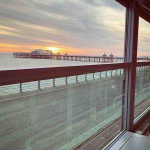 - une vue sur la jetée depuis la fenêtre dans l'établissement Winter Gardens North Pier 2 Bed, à Blackpool