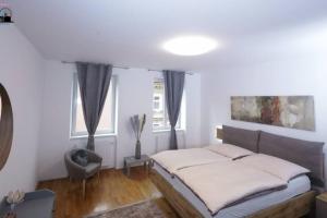 sypialnia z łóżkiem i dwoma oknami w obiekcie Stadtjuwel l BG10 w Wiedniu