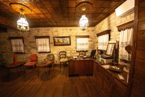 培拉特Berati Castle Hotel的大楼内带桌椅的房间